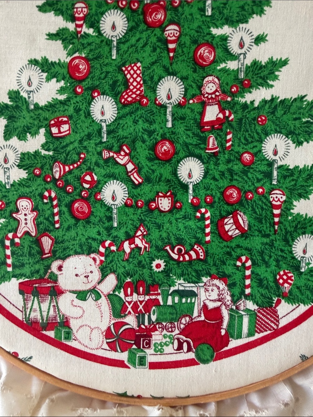 Vintage Kitschy Green and Red Christmas Tree Embroidery Hoop Wall Hanging - Picture 3 of 7